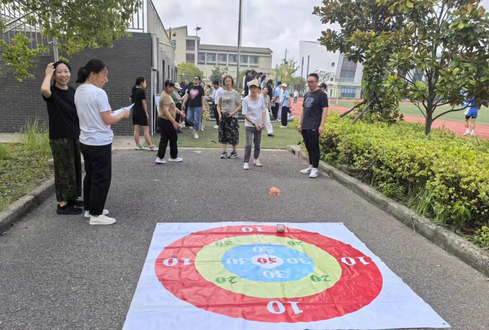 【扬帆吕中•阳光体育】吕四中学举行教职工趣味运动会